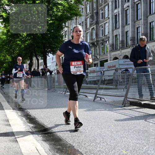 14.06.2026 - REWE Women's Run J. Mangold http://msf.ph/oto/9755165 14.06.2026 10:15:45 Ziel 10037, 10038, 10179 meine-sportfotos.de