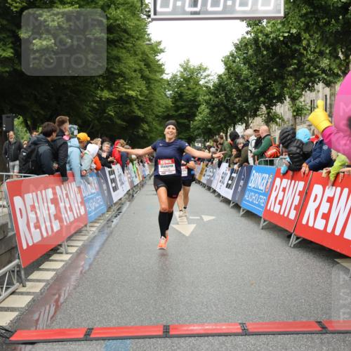 14.06.2026 - REWE Women's Run Strokosch-Dieckow http://msf.ph/oto/9755187 14.06.2026 09:47:31 Ziel 10081, 10118, 10488, 10994 meine-sportfotos.de