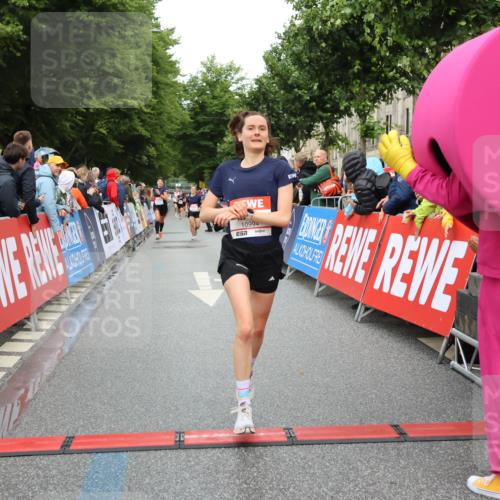 14.06.2026 - REWE Women's Run Strokosch-Dieckow http://msf.ph/oto/9755264 14.06.2026 09:47:27 Ziel 10386, 10488, 10994 meine-sportfotos.de