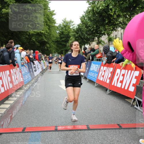 14.06.2026 - REWE Women's Run Strokosch-Dieckow http://msf.ph/oto/9755292 14.06.2026 09:47:27 Ziel 10386, 10488, 10994 meine-sportfotos.de