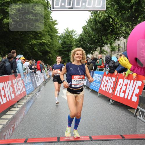 14.06.2026 - REWE Women's Run Strokosch-Dieckow http://msf.ph/oto/9755318 14.06.2026 09:47:26 Ziel 10386, 10488, 10994 meine-sportfotos.de
