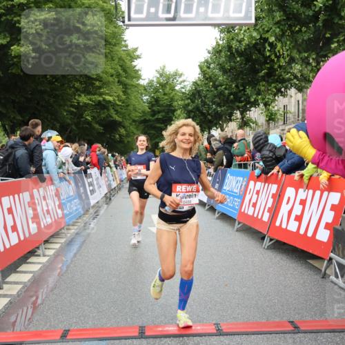 14.06.2026 - REWE Women's Run Strokosch-Dieckow http://msf.ph/oto/9755336 14.06.2026 09:47:26 Ziel 10386, 10488, 10994 meine-sportfotos.de