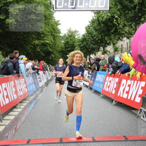 14.06.2026 - REWE Women's Run Strokosch-Dieckow http://msf.ph/oto/9755351 14.06.2026 09:47:26 Ziel 10386, 10488, 10994 meine-sportfotos.de