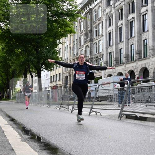 14.06.2026 - REWE Women's Run J. Mangold http://msf.ph/oto/9755575 14.06.2026 10:18:03 Ziel 10684, 10864 meine-sportfotos.de