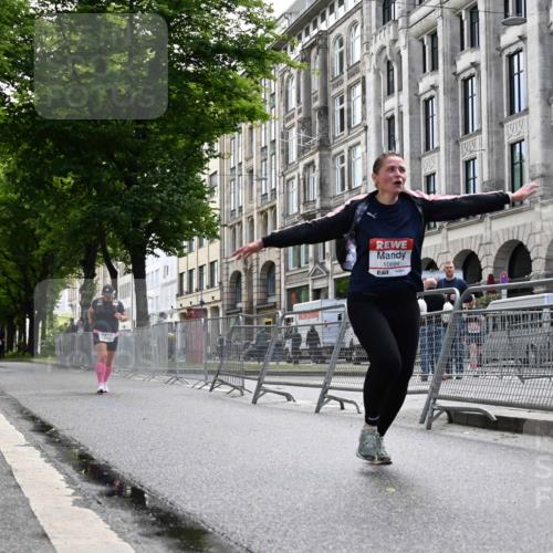 14.06.2026 - REWE Women's Run J. Mangold http://msf.ph/oto/9755585 14.06.2026 10:18:03 Ziel 10684, 10864 meine-sportfotos.de