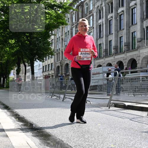 14.06.2026 - REWE Women's Run J. Mangold http://msf.ph/oto/9755658 14.06.2026 10:18:29 Ziel 10161 meine-sportfotos.de