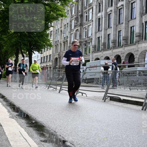 14.06.2026 - REWE Women's Run J. Mangold http://msf.ph/oto/9755781 14.06.2026 10:19:54 Ziel 11028, 11215, 11216 meine-sportfotos.de