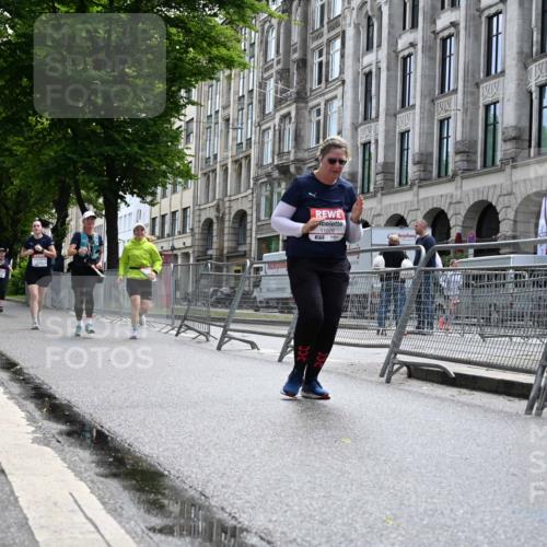 14.06.2026 - REWE Women's Run J. Mangold http://msf.ph/oto/9755786 14.06.2026 10:19:54 Ziel 11028, 11215, 11216 meine-sportfotos.de
