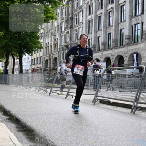 14.06.2026 - REWE Women's Run J. Mangold http://msf.ph/oto/9755892 14.06.2026 10:20:27 Ziel 10485, 10767, 11054 meine-sportfotos.de