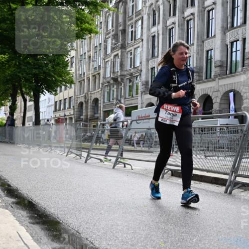 14.06.2026 - REWE Women's Run J. Mangold http://msf.ph/oto/9755899 14.06.2026 10:20:27 Ziel 10485, 10767, 11054 meine-sportfotos.de
