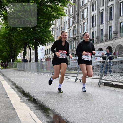 14.06.2026 - REWE Women's Run J. Mangold http://msf.ph/oto/9755920 14.06.2026 10:20:42 Ziel 10044, 10045 meine-sportfotos.de