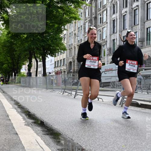 14.06.2026 - REWE Women's Run J. Mangold http://msf.ph/oto/9755926 14.06.2026 10:20:42 Ziel 10044, 10045 meine-sportfotos.de