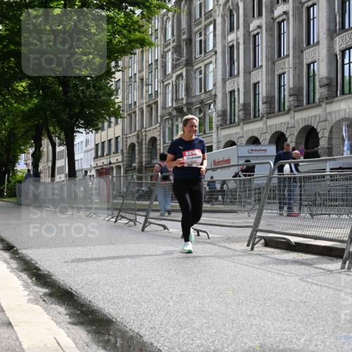 14.06.2026 - REWE Women's Run J. Mangold http://msf.ph/oto/9756168 14.06.2026 10:23:10 Ziel 10457 meine-sportfotos.de