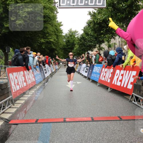 14.06.2026 - REWE Women's Run Strokosch-Dieckow http://msf.ph/oto/9756276 14.06.2026 09:46:32 Ziel 11023 meine-sportfotos.de