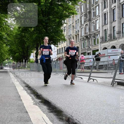 14.06.2026 - REWE Women's Run J. Mangold http://msf.ph/oto/9756277 14.06.2026 10:24:38 Ziel 11052, 11053 meine-sportfotos.de