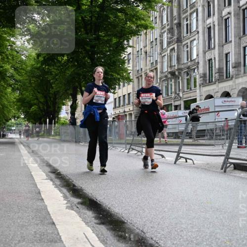 14.06.2026 - REWE Women's Run J. Mangold http://msf.ph/oto/9756279 14.06.2026 10:24:39 Ziel 11052, 11053 meine-sportfotos.de