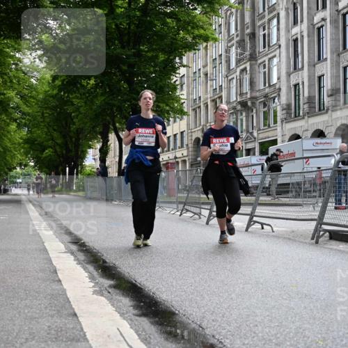 14.06.2026 - REWE Women's Run J. Mangold http://msf.ph/oto/9756282 14.06.2026 10:24:39 Ziel 11052, 11053 meine-sportfotos.de