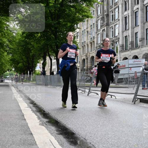14.06.2026 - REWE Women's Run J. Mangold http://msf.ph/oto/9756287 14.06.2026 10:24:39 Ziel 11052, 11053 meine-sportfotos.de