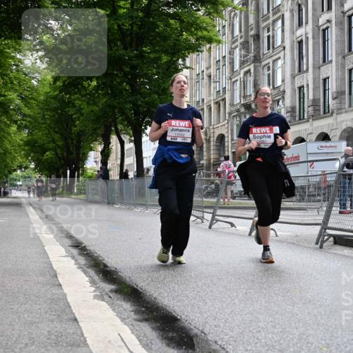 14.06.2026 - REWE Women's Run J. Mangold http://msf.ph/oto/9756289 14.06.2026 10:24:39 Ziel 11052, 11053 meine-sportfotos.de