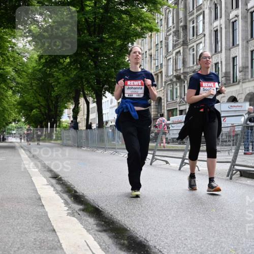 14.06.2026 - REWE Women's Run J. Mangold http://msf.ph/oto/9756293 14.06.2026 10:24:40 Ziel 11052, 11053 meine-sportfotos.de