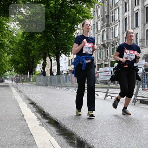 14.06.2026 - REWE Women's Run J. Mangold http://msf.ph/oto/9756296 14.06.2026 10:24:40 Ziel 11052, 11053 meine-sportfotos.de