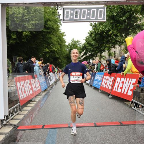 14.06.2026 - REWE Women's Run Strokosch-Dieckow http://msf.ph/oto/9756342 14.06.2026 09:46:06 Ziel 10020 meine-sportfotos.de