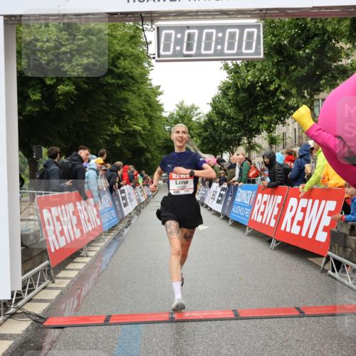 14.06.2026 - REWE Women's Run Strokosch-Dieckow http://msf.ph/oto/9756380 14.06.2026 09:46:06 Ziel 10020 meine-sportfotos.de