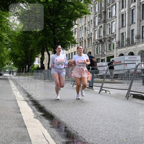 14.06.2026 - REWE Women's Run J. Mangold http://msf.ph/oto/9756385 14.06.2026 10:25:52 Ziel 10135, 10136 meine-sportfotos.de
