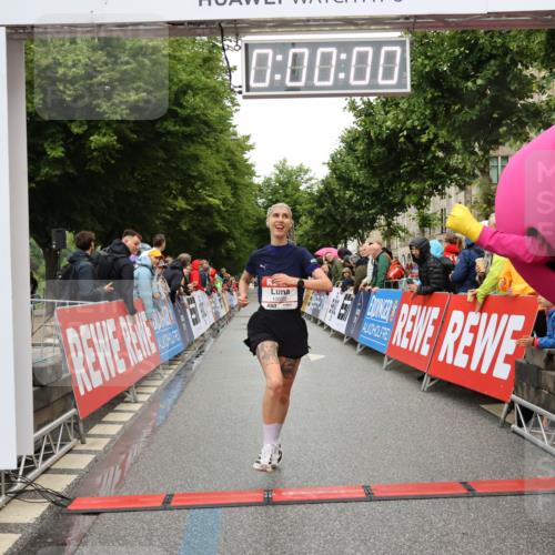 14.06.2026 - REWE Women's Run Strokosch-Dieckow http://msf.ph/oto/9756391 14.06.2026 09:46:06 Ziel 10020 meine-sportfotos.de