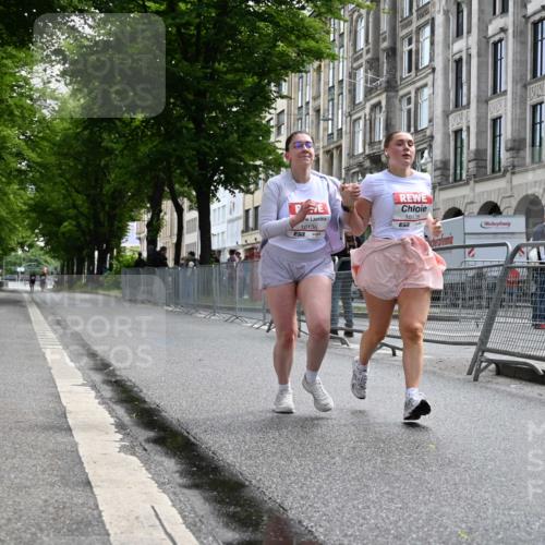14.06.2026 - REWE Women's Run J. Mangold http://msf.ph/oto/9756394 14.06.2026 10:25:53 Ziel 10135, 10136 meine-sportfotos.de
