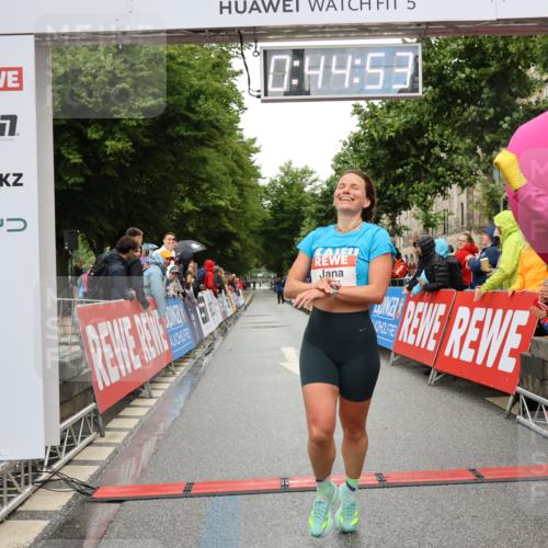 14.06.2026 - REWE Women's Run Strokosch-Dieckow http://msf.ph/oto/9756497 14.06.2026 09:45:16 Ziel 10072 meine-sportfotos.de
