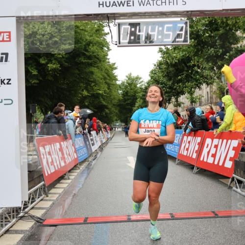 14.06.2026 - REWE Women's Run Strokosch-Dieckow http://msf.ph/oto/9756510 14.06.2026 09:45:16 Ziel 10072 meine-sportfotos.de