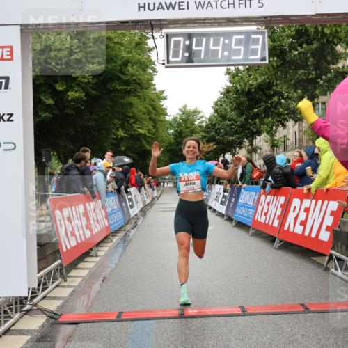 14.06.2026 - REWE Women's Run Strokosch-Dieckow http://msf.ph/oto/9756605 14.06.2026 09:45:15 Ziel 10072 meine-sportfotos.de