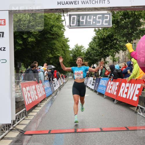 14.06.2026 - REWE Women's Run Strokosch-Dieckow http://msf.ph/oto/9756620 14.06.2026 09:45:15 Ziel 10072 meine-sportfotos.de