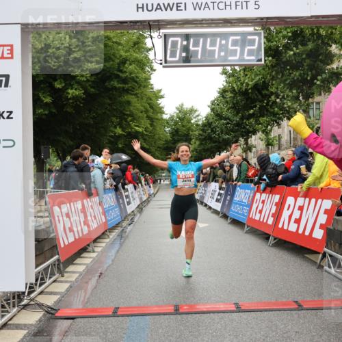 14.06.2026 - REWE Women's Run Strokosch-Dieckow http://msf.ph/oto/9756670 14.06.2026 09:45:15 Ziel 10072 meine-sportfotos.de
