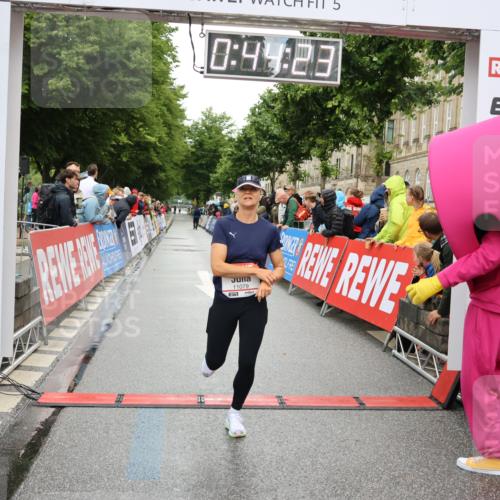 14.06.2026 - REWE Women's Run Strokosch-Dieckow http://msf.ph/oto/9756762 14.06.2026 09:44:46 Ziel 10328, 11079 meine-sportfotos.de