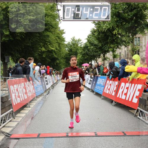 14.06.2026 - REWE Women's Run Strokosch-Dieckow http://msf.ph/oto/9756858 14.06.2026 09:44:43 Ziel 10328, 10480, 11079, 11418 meine-sportfotos.de