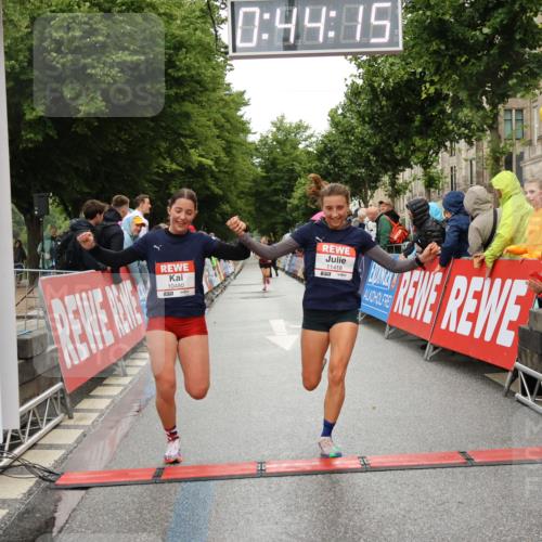 14.06.2026 - REWE Women's Run Strokosch-Dieckow http://msf.ph/oto/9757024 14.06.2026 09:44:37 Ziel 10480, 10481, 11418 meine-sportfotos.de