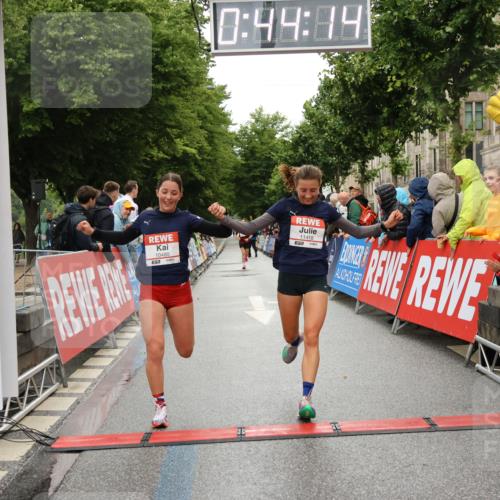 14.06.2026 - REWE Women's Run Strokosch-Dieckow http://msf.ph/oto/9757043 14.06.2026 09:44:37 Ziel 10480, 10481, 11418 meine-sportfotos.de
