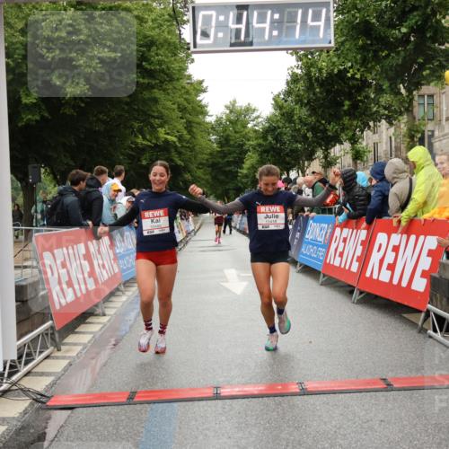 14.06.2026 - REWE Women's Run Strokosch-Dieckow http://msf.ph/oto/9757090 14.06.2026 09:44:37 Ziel 10480, 10481, 11418 meine-sportfotos.de