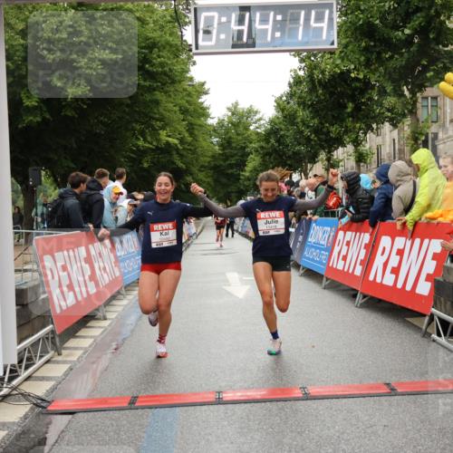 14.06.2026 - REWE Women's Run Strokosch-Dieckow http://msf.ph/oto/9757107 14.06.2026 09:44:37 Ziel 10480, 10481, 11418 meine-sportfotos.de