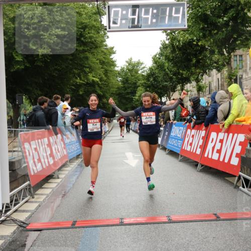 14.06.2026 - REWE Women's Run Strokosch-Dieckow http://msf.ph/oto/9757132 14.06.2026 09:44:37 Ziel 10480, 10481, 11418 meine-sportfotos.de