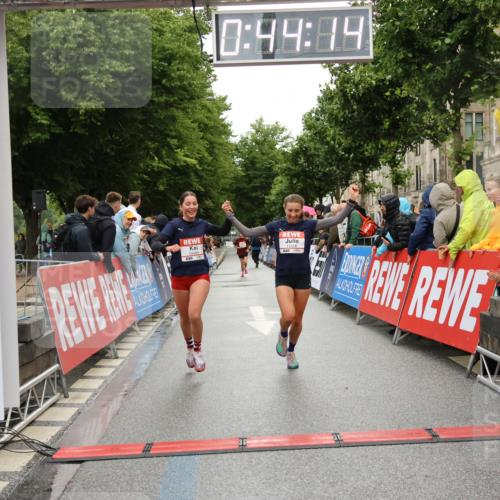 14.06.2026 - REWE Women's Run Strokosch-Dieckow http://msf.ph/oto/9757148 14.06.2026 09:44:36 Ziel 10480, 10481, 11418 meine-sportfotos.de