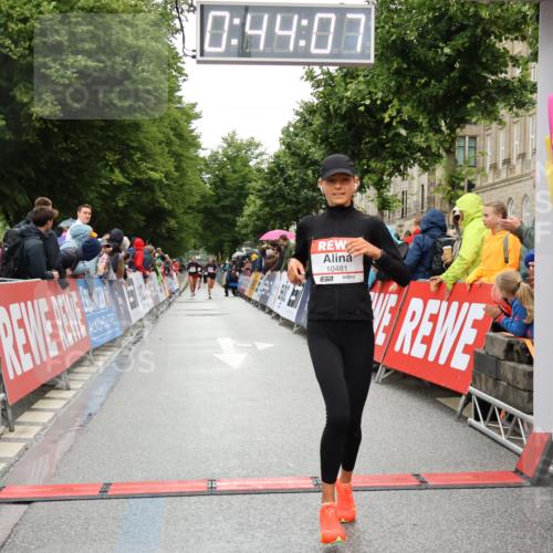 14.06.2026 - REWE Women's Run Strokosch-Dieckow http://msf.ph/oto/9757234 14.06.2026 09:44:29 Ziel 10245, 10481, 11447 meine-sportfotos.de