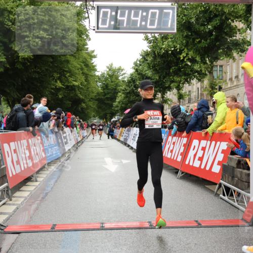 14.06.2026 - REWE Women's Run Strokosch-Dieckow http://msf.ph/oto/9757266 14.06.2026 09:44:29 Ziel 10245, 10481, 11447 meine-sportfotos.de