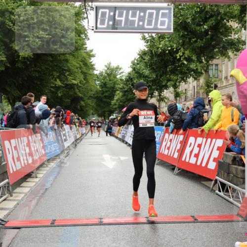 14.06.2026 - REWE Women's Run Strokosch-Dieckow http://msf.ph/oto/9757274 14.06.2026 09:44:29 Ziel 10245, 10481, 11447 meine-sportfotos.de