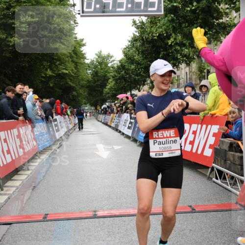 14.06.2026 - REWE Women's Run Strokosch-Dieckow http://msf.ph/oto/9757420 14.06.2026 09:44:05 Ziel 10859, 11296 meine-sportfotos.de