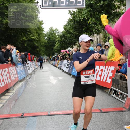 14.06.2026 - REWE Women's Run Strokosch-Dieckow http://msf.ph/oto/9757428 14.06.2026 09:44:05 Ziel 10859, 11296 meine-sportfotos.de
