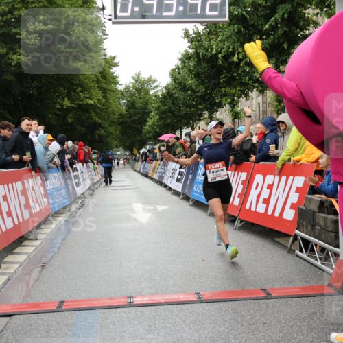 14.06.2026 - REWE Women's Run Strokosch-Dieckow http://msf.ph/oto/9757528 14.06.2026 09:44:04 Ziel 10859, 11296 meine-sportfotos.de