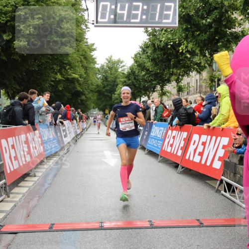 14.06.2026 - REWE Women's Run Strokosch-Dieckow http://msf.ph/oto/9757994 14.06.2026 09:43:36 Ziel 10402 meine-sportfotos.de